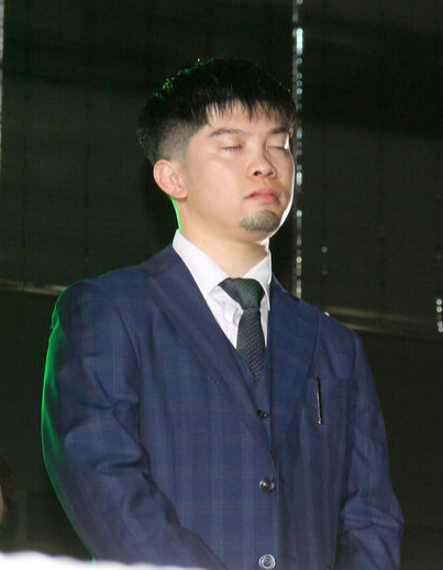 冕战中输给, 厘米